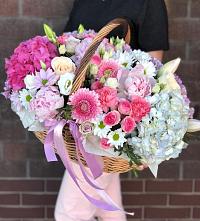 Композиция солнечный день в Сегеже Цветочная композиция из Розы, Хризантемы, Пионы и Лизиантусы в корзине в Сегеже